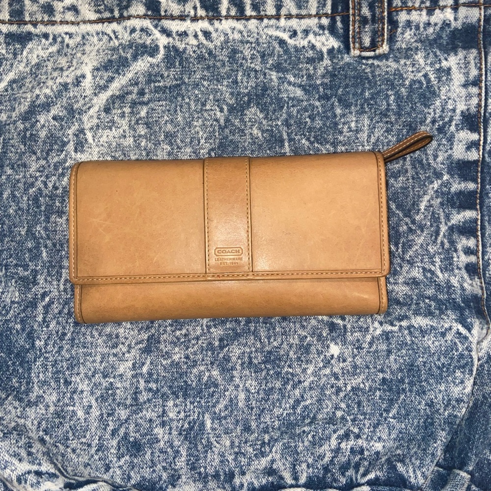 creme/tan coach wallet! amazing condition